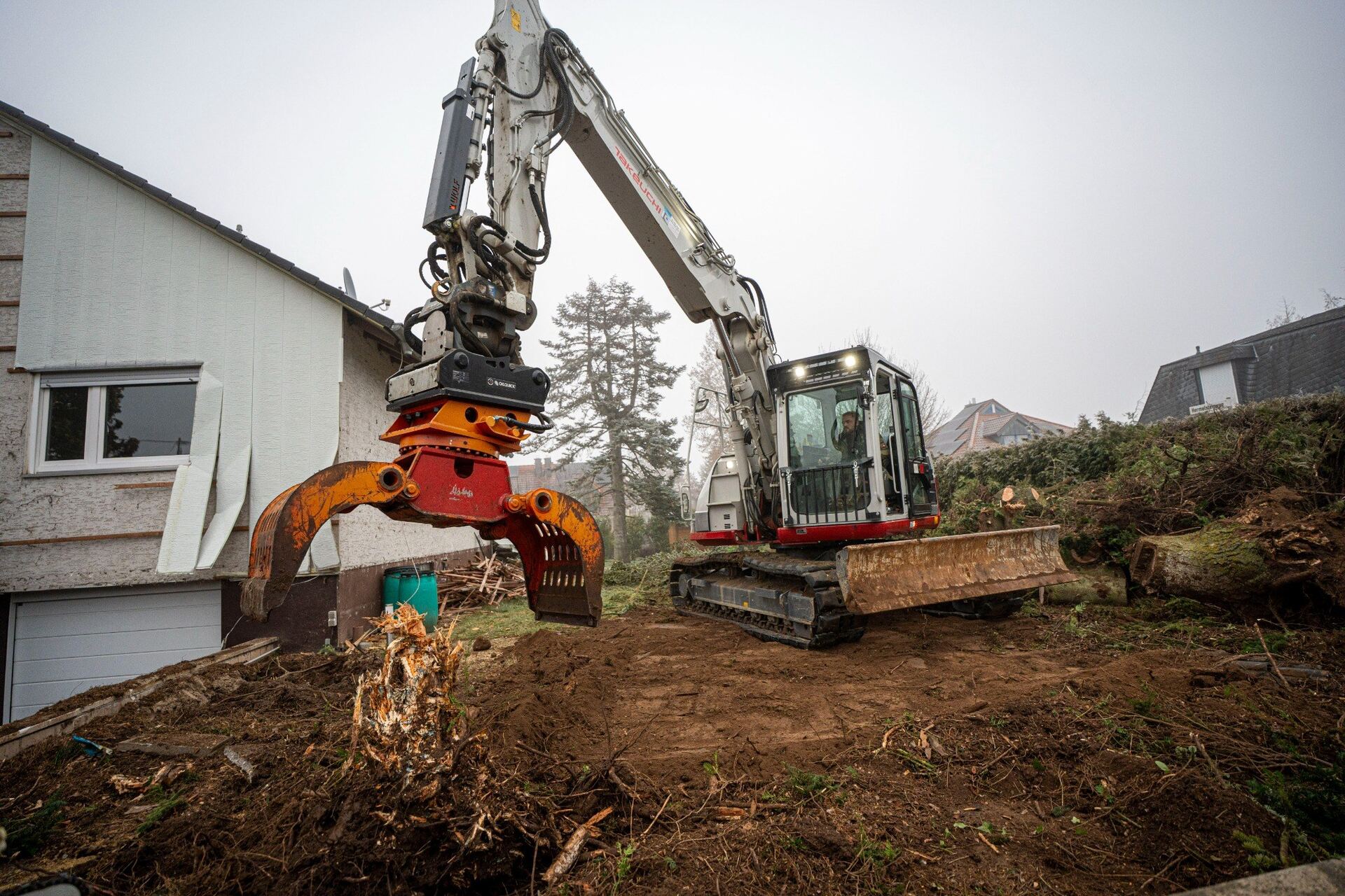Grundstücksrodung mit Bagger und Greifer in Undenheim