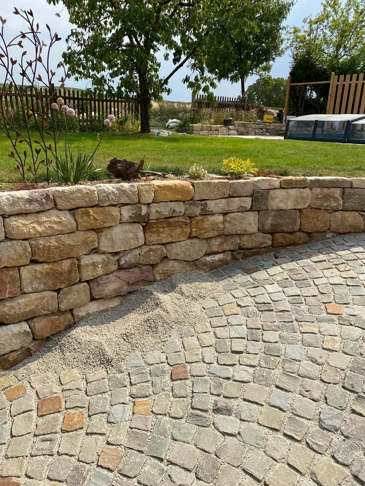 Sandsteinmauer mit Grauwackepflaster in Bechtolsheim